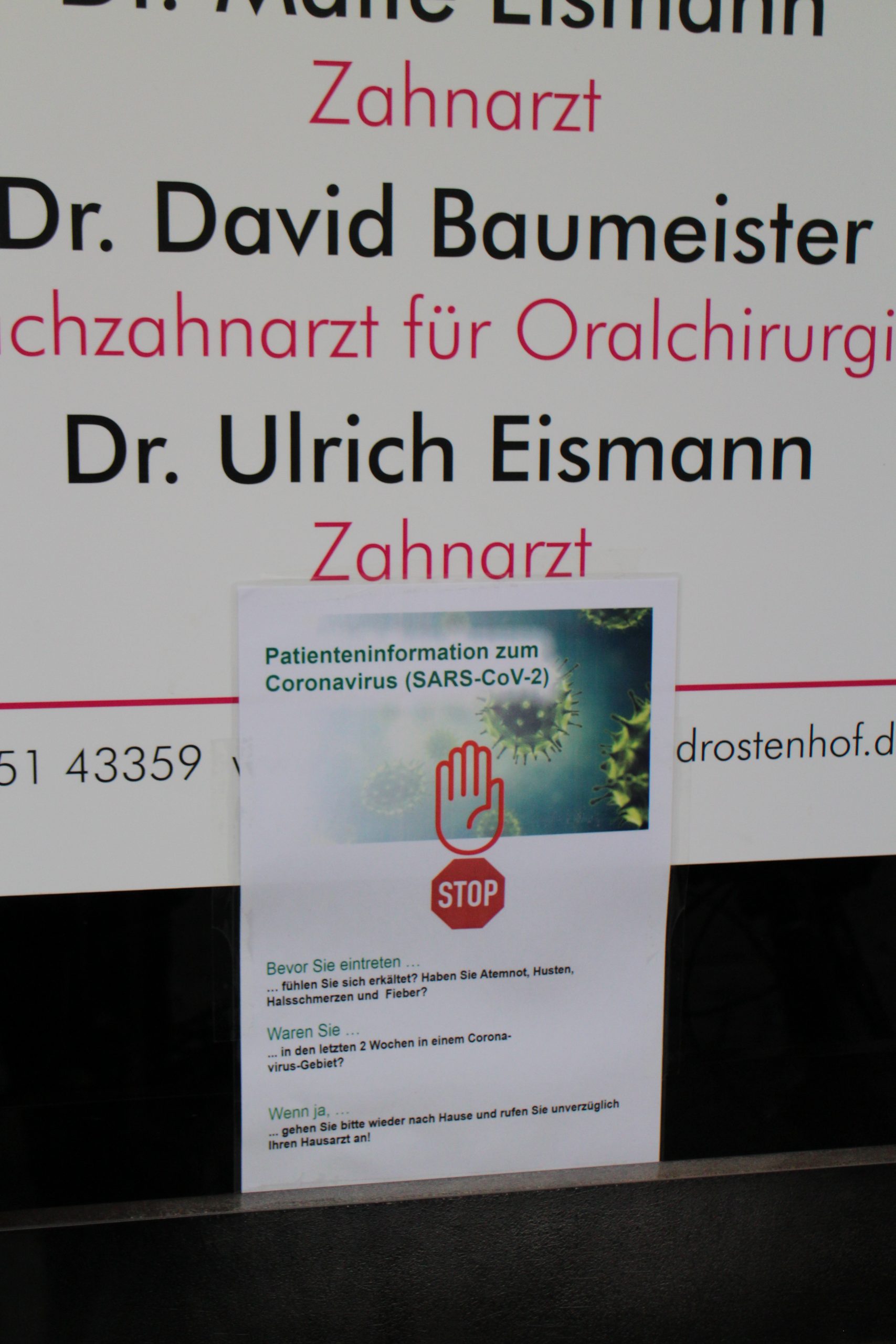 Zahnarztpraxis: Bei Symptomen bitte nach Hause gehen und Hausärzt*in kontaktieren.