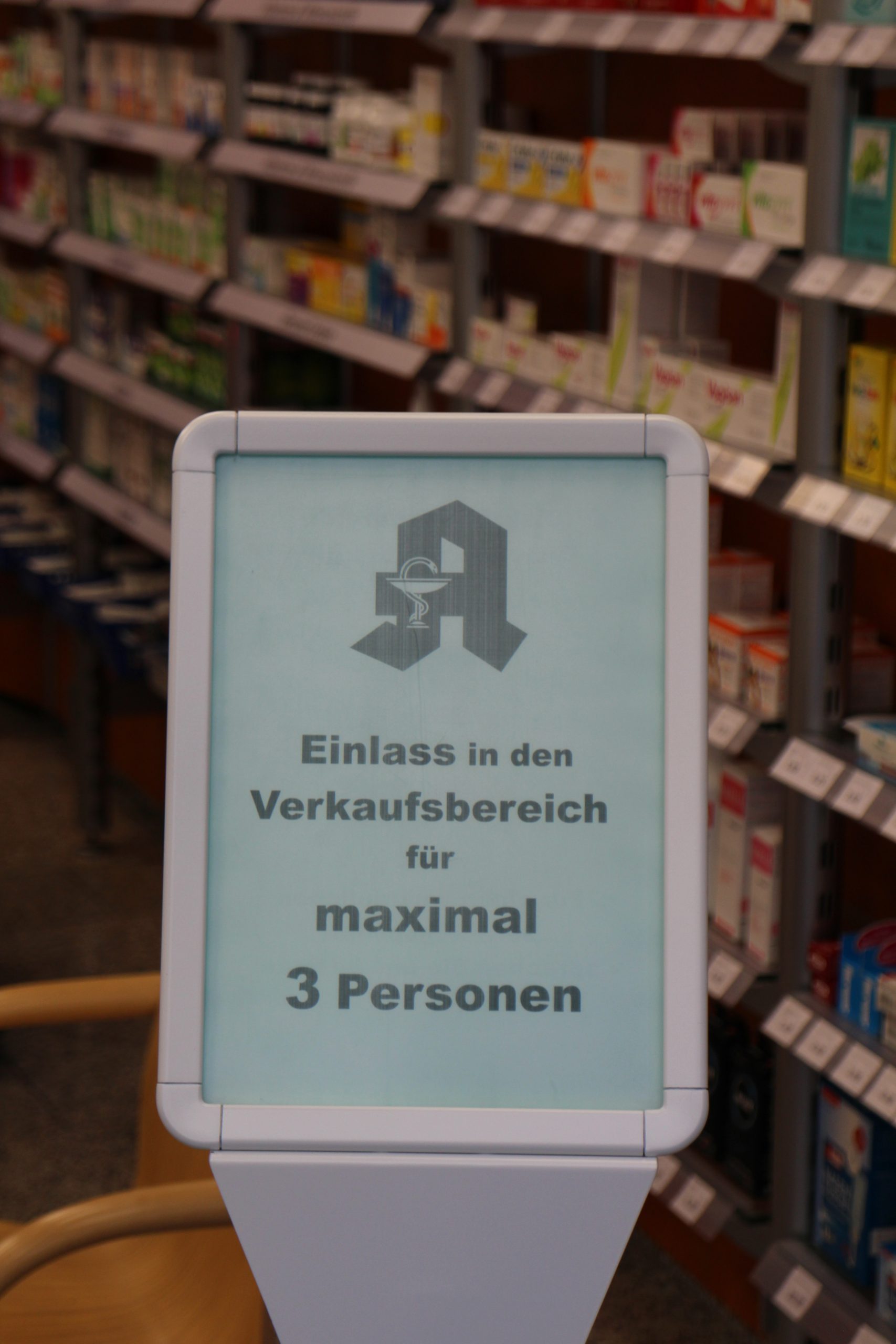 Diese Apotheke lässt nur drei Kund*innen auf einmal zu.
