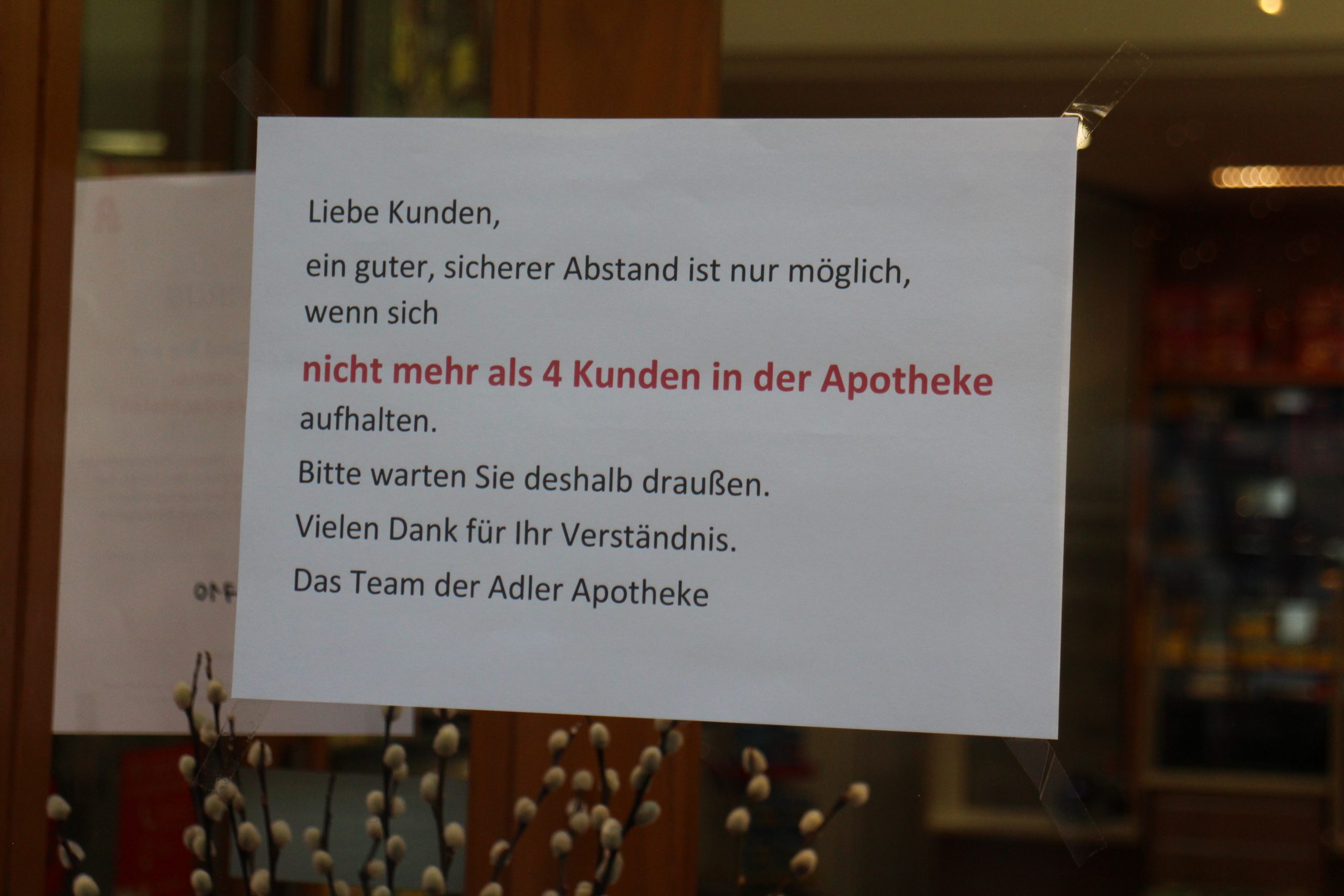 Diese Apotheke lässt nur vier Kund*innen auf einmal zu.
