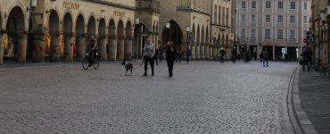 Wer nachzählt: Gerade einmal 16 Personen befinden sich auf dem Prinzipalmarkt.