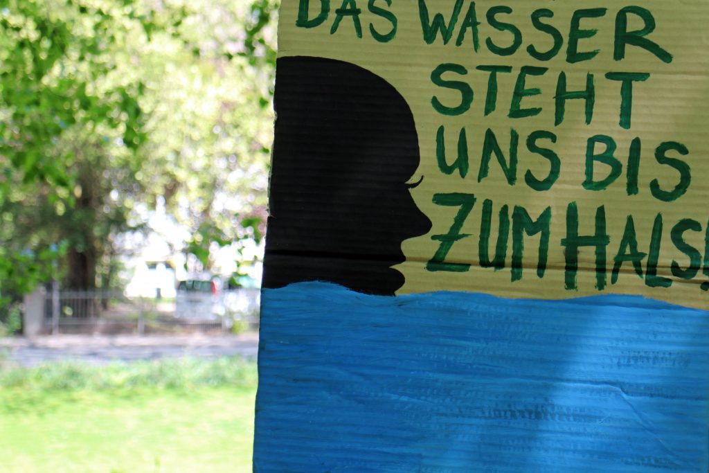 Für Fridays for Future steht an der Promenade das Wasser bis zum Hals