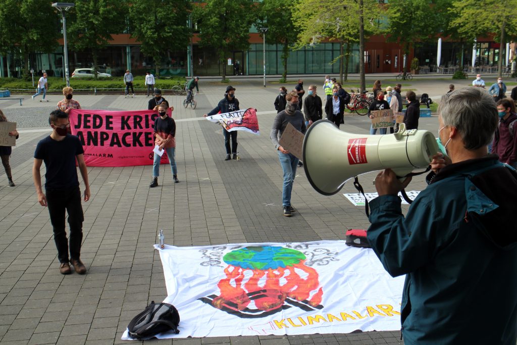 Kundgebung mit An- und Abstand. Nur waren zu viele Teilnehmer*innen gekommen