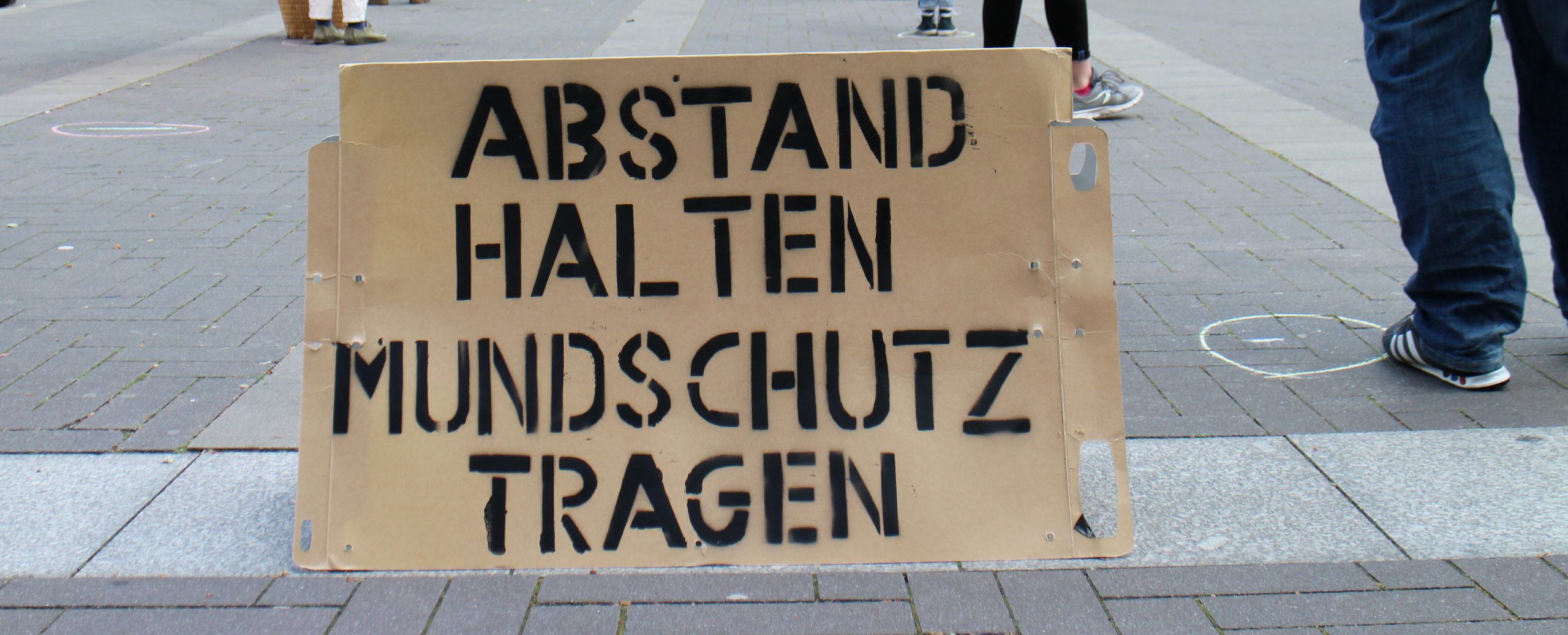 Versammlungsfreiheit: "Abstand halten - Mundschutz tragen"