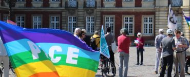 "PACE" - Eine der Fahnen der Friedensbewegung