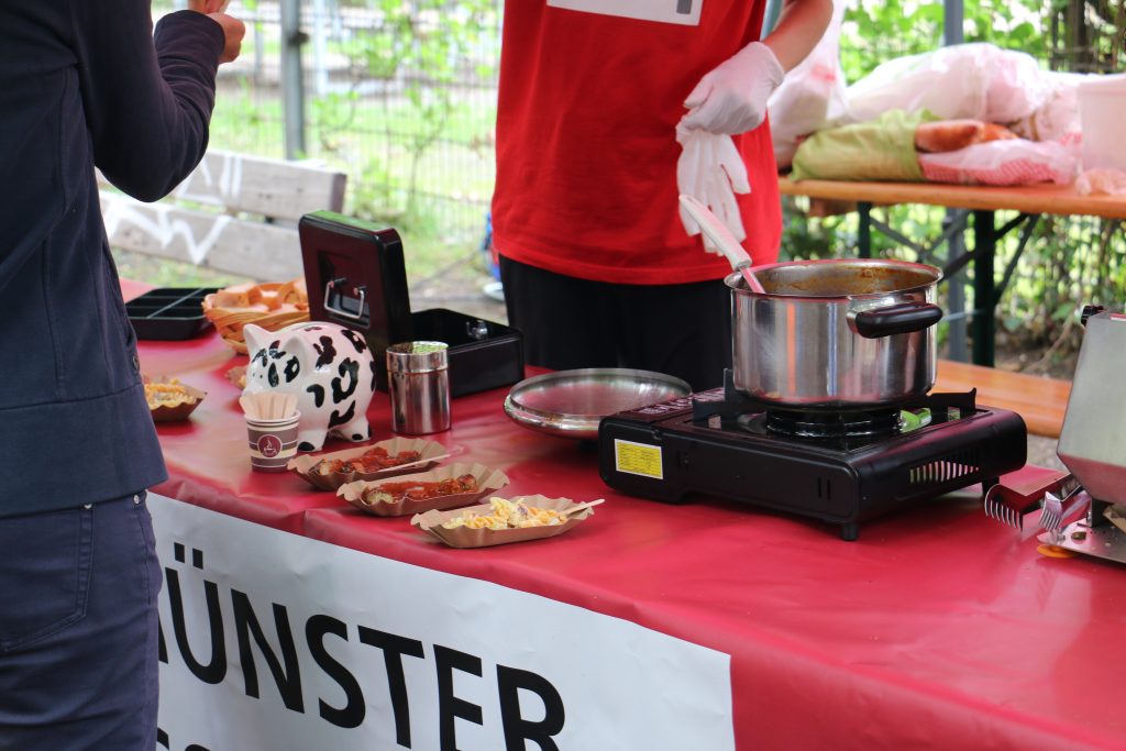 Das Bild zeigt den Stand, an dem vegetarische Currywurst gegen eine Spende verkauft wurde.