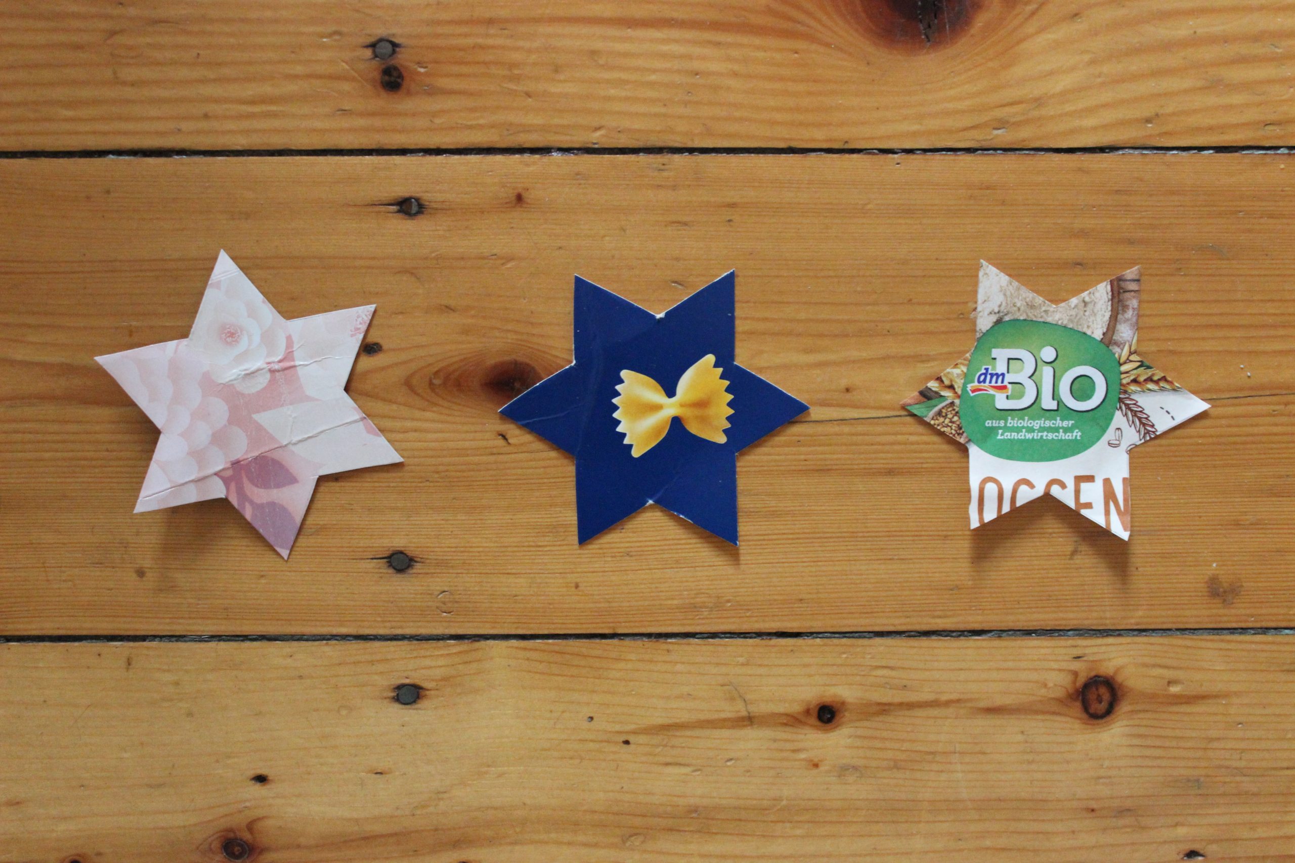 Weihnachtsbaumdekoration aus Altpapier: Sterne