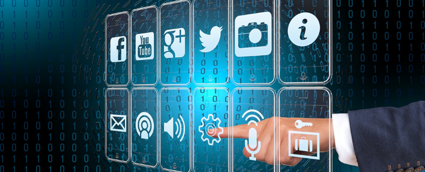 Ein großer Finger, welcher Verschiebene Symbole anwählt welche für Digitalisierung stehen sollen. Unter anderem Logos von Sozialen Netzwerken(Facebook, YouTube, Instagram etc.)